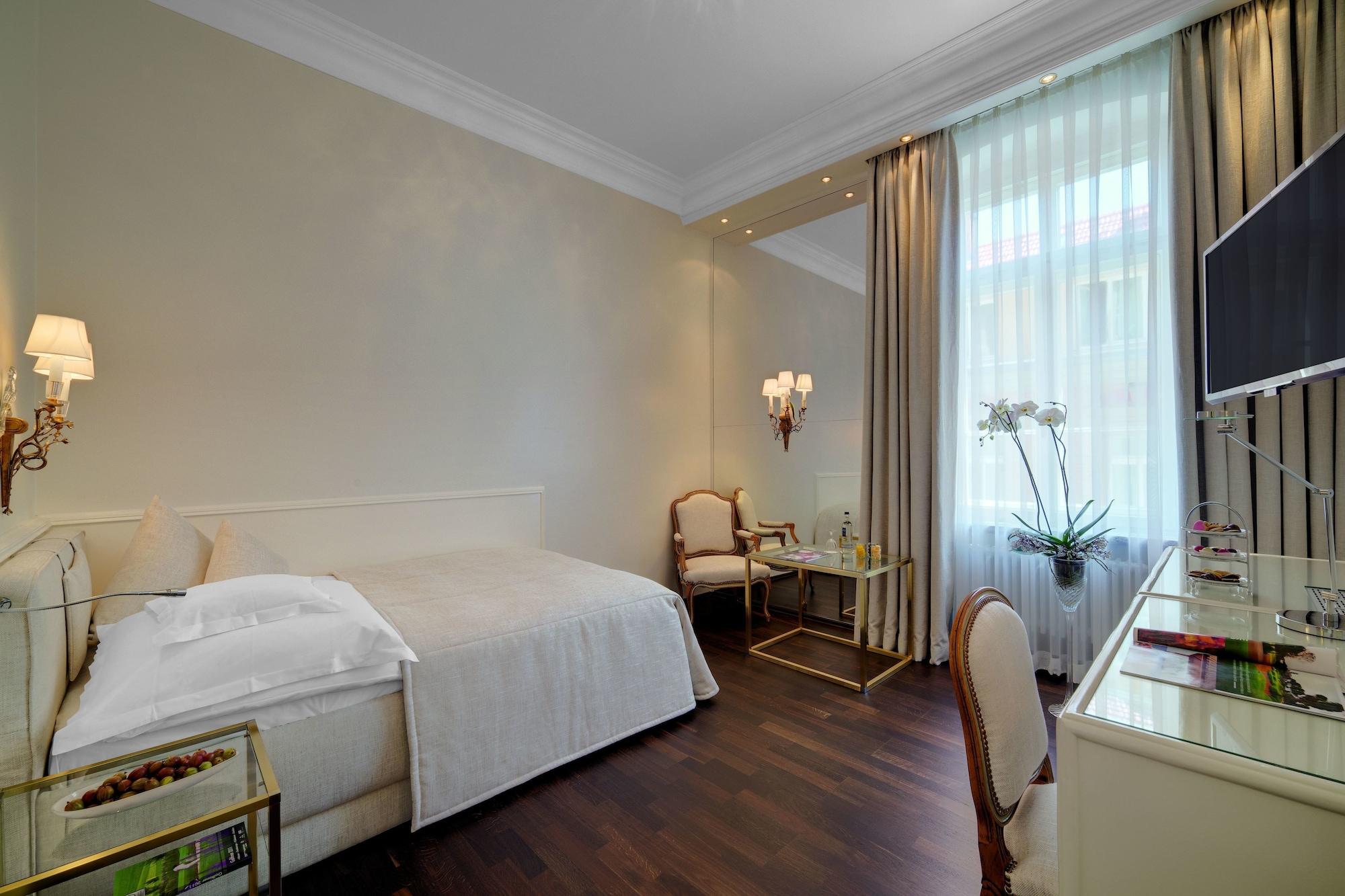 Hotel Europaeischer Hof Heidelberg, Bestes Hotel Deutschlands In Historischer Architektur Exteriér fotografie A room at the Hotel de la Paix