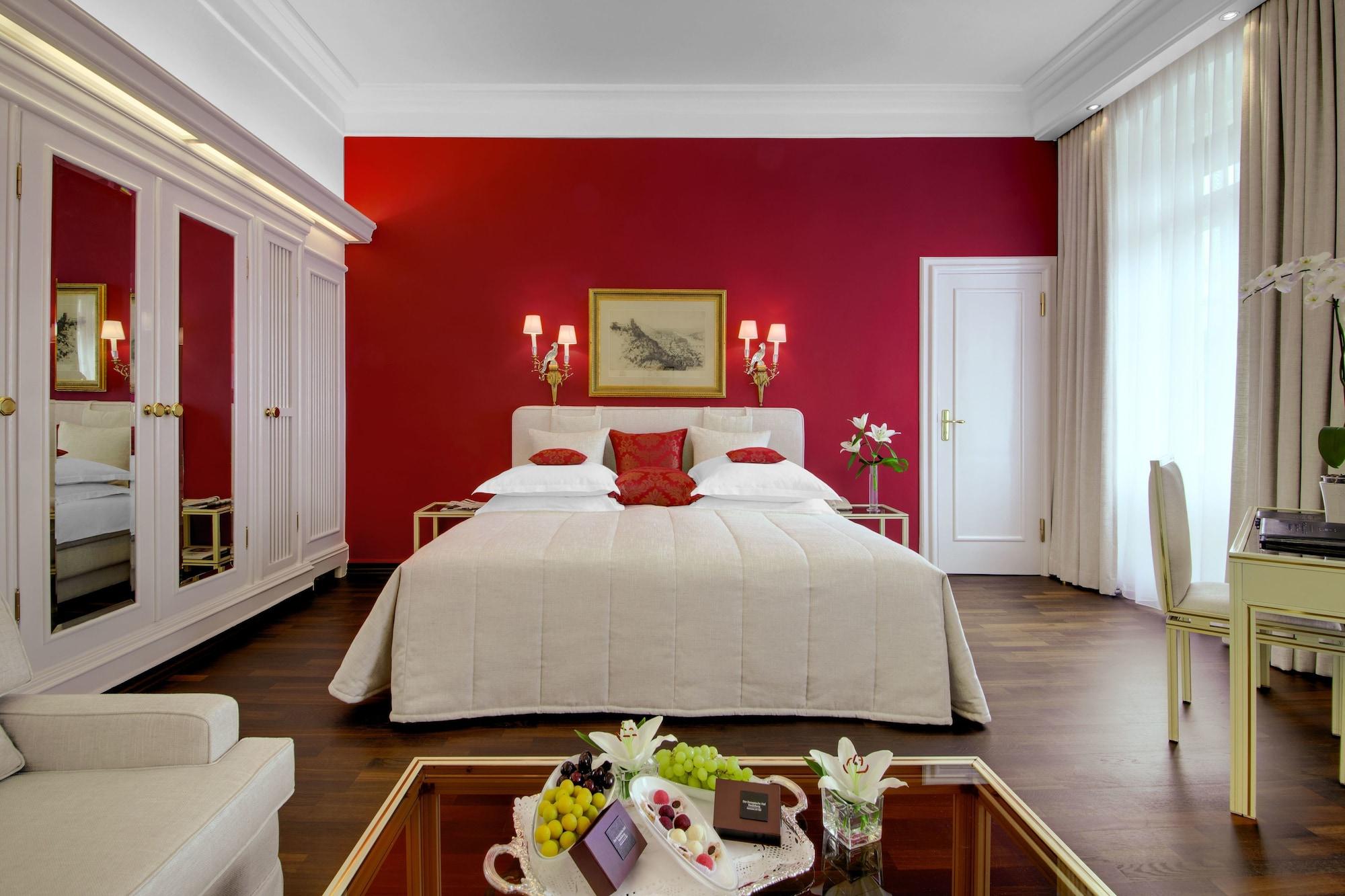 Hotel Europaeischer Hof Heidelberg, Bestes Hotel Deutschlands In Historischer Architektur Exteriér fotografie A room at the Hotel de la Paix